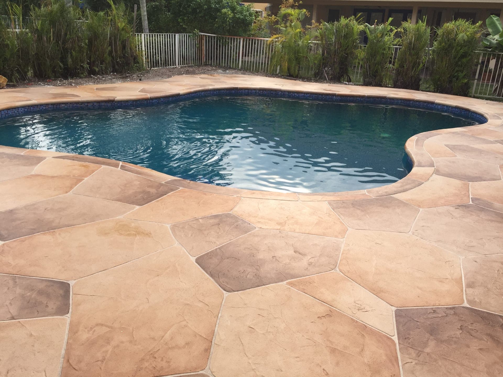 Tan flagstone freeform pool