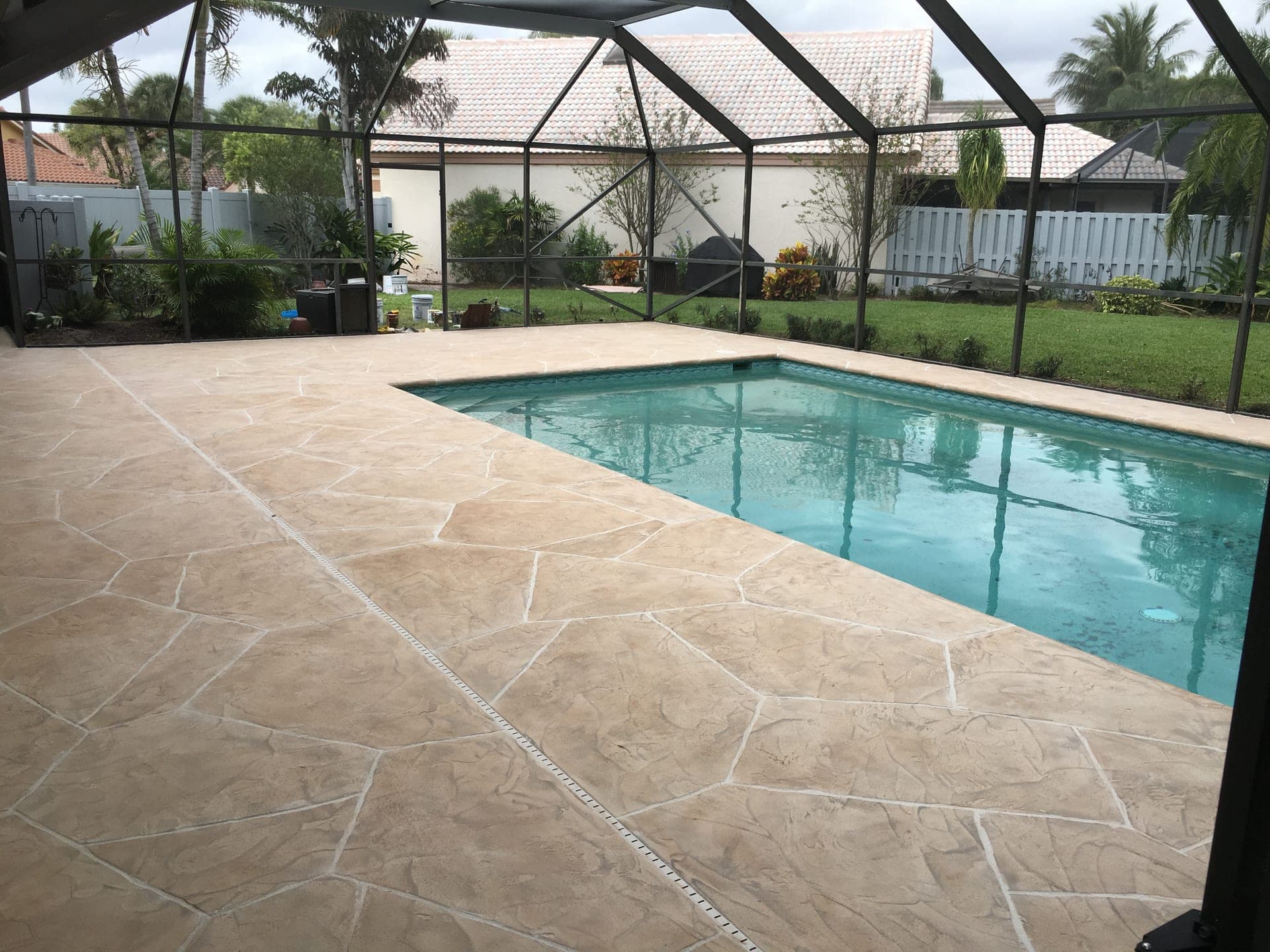 Screened pool deck with flagstone