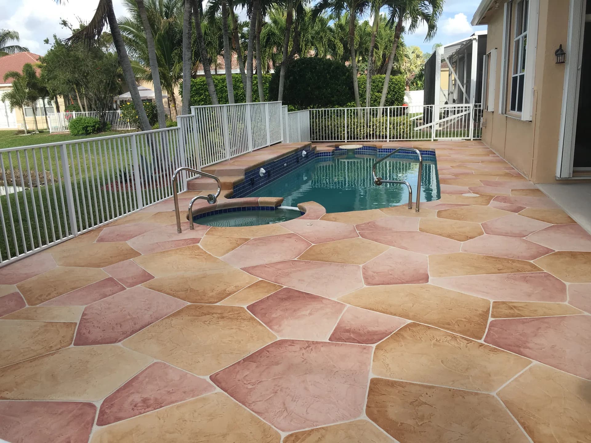 Stamped concrete surface with flagstone pattern