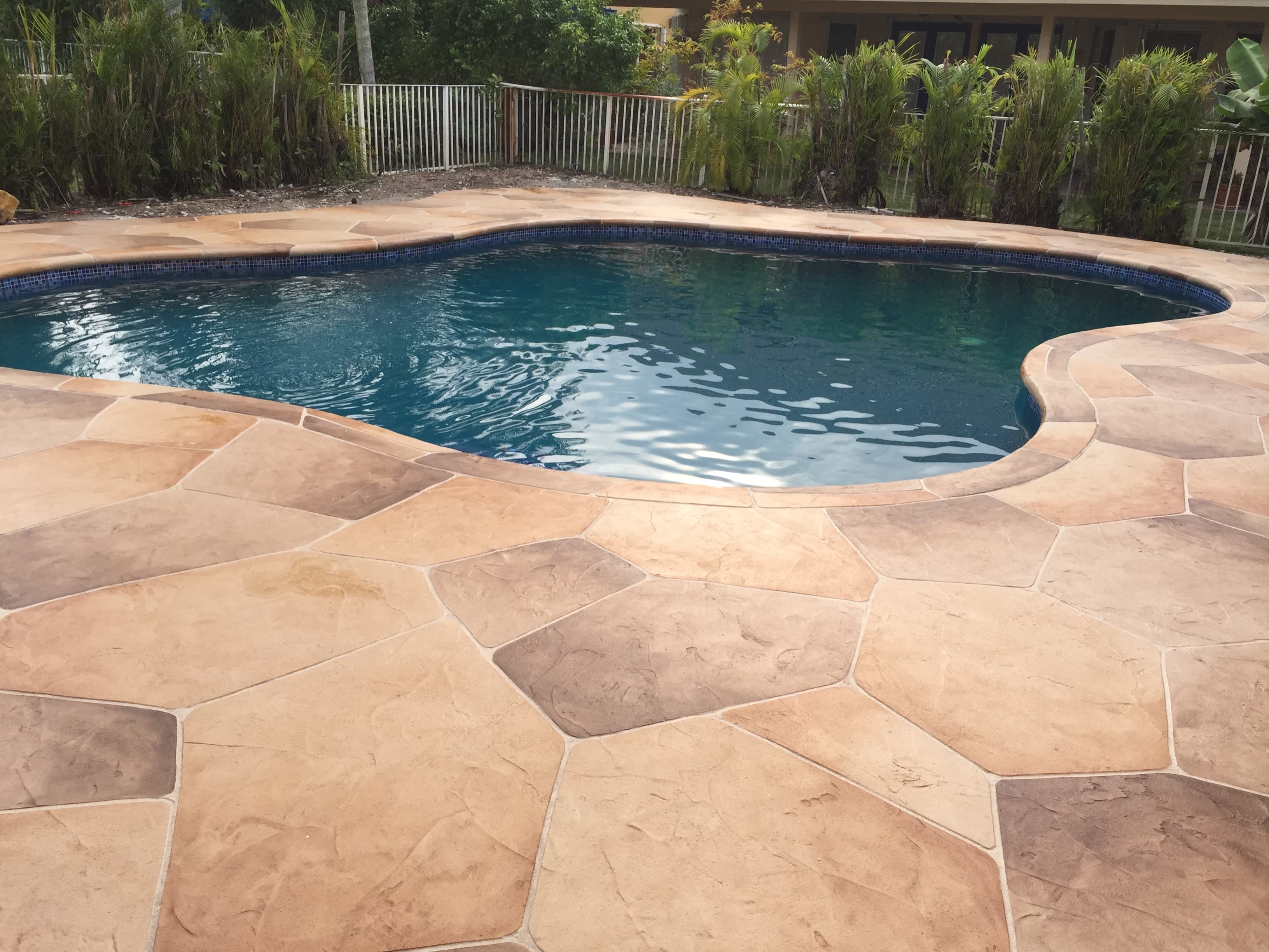 Tan flagstone freeform pool